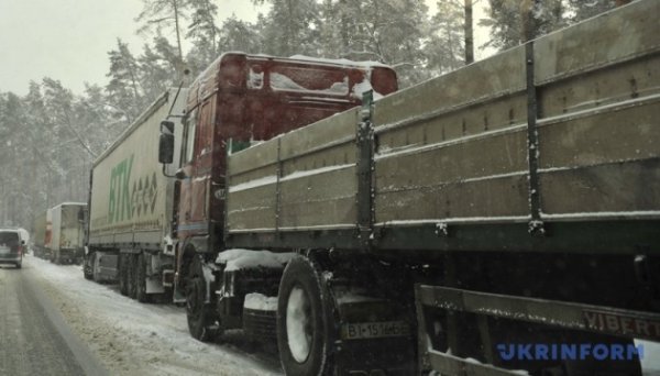 Румунські аграрії блокують два пункти пропуску на кордоні з Україною Румунські аграрії блокують два пункти пропуску на кордоні з Україною