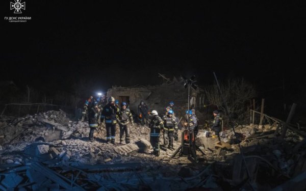 У Рівному Донецької області з-під завалів витягнули тіло загиблої дитини
У Рівному Донецької області з-під завалів витягнули тіло загиблої дитини
