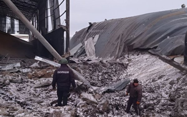 РФ вдарила авіабомбами по зерносховищу у Вовчанську на Харківщині
РФ вдарила авіабомбами по зерносховищу у Вовчанську на Харківщині