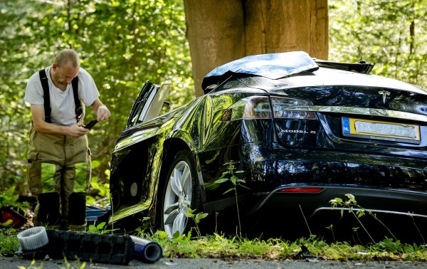Насколько опасны электромобили Tesla: ТОП-5 резонансных аварий
Насколько опасны электромобили Tesla: ТОП-5 резонансных аварий