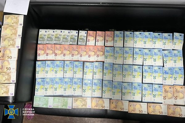 "На гарячому" затримали 5-х посадовців КПП "Тиса", які вимагали гроші із перевізників
"На гарячому" затримали 5-х посадовців КПП "Тиса", які вимагали гроші із перевізників