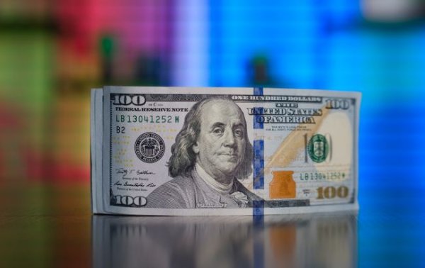 Курс доллара упал благодаря снижению дефицита валюты. НБУ сократил продажу на межбанке
Курс доллара упал благодаря снижению дефицита валюты. НБУ сократил продажу на межбанке