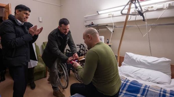 Зеленский и Сунак посетили военных в госпитале Зеленский и Сунак посетили военных в госпитале