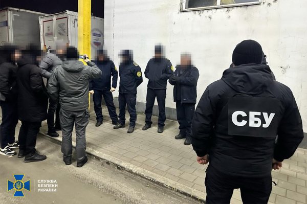"На гарячому" затримали 5-х посадовців КПП "Тиса", які вимагали гроші із перевізників
"На гарячому" затримали 5-х посадовців КПП "Тиса", які вимагали гроші із перевізників