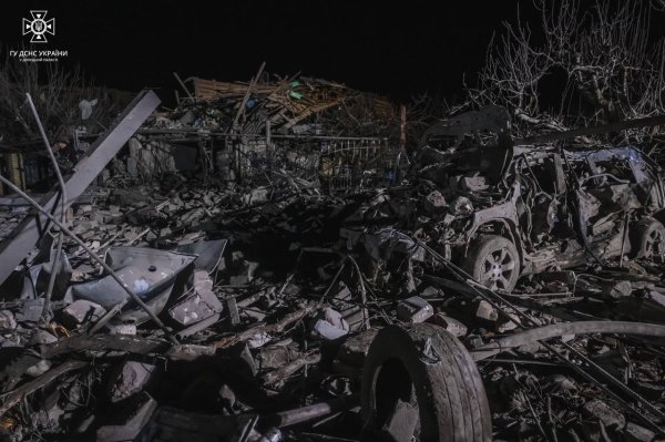 У Рівному Донецької області з-під завалів витягнули тіло загиблої дитини
У Рівному Донецької області з-під завалів витягнули тіло загиблої дитини
