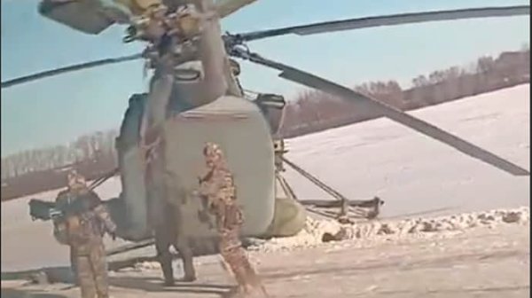 В России военный вертолет аварийно сел на трассу, оборвав ЛЭП В России военный вертолет аварийно сел на трассу, оборвав ЛЭП