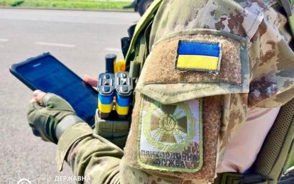 Прикордонники зупинили підозрюваних в укладанні фіктивного шлюбу для вивезення чоловіка з України
Прикордонники зупинили підозрюваних в укладанні фіктивного шлюбу для вивезення чоловіка з України