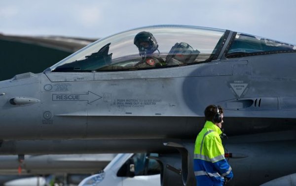 США и Британия нанесли авиаудары по базам хуситов в Йемене, - СМИ
США и Британия нанесли авиаудары по базам хуситов в Йемене, - СМИ