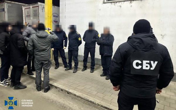 "На гарячому" затримали 5-х посадовців КПП "Тиса", які вимагали гроші із перевізників
"На гарячому" затримали 5-х посадовців КПП "Тиса", які вимагали гроші із перевізників