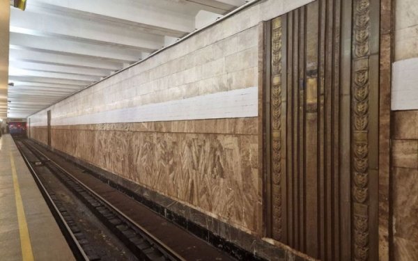 На станції метро Героїв Дніпра у Києві прибрали георгіївську стрічку та російські військові емблеми
На станції метро Героїв Дніпра у Києві прибрали георгіївську стрічку та російські військові емблеми