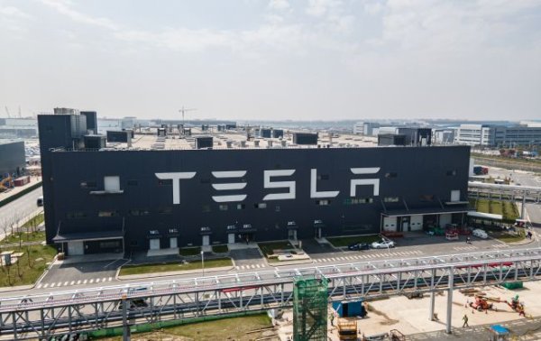 Робот Tesla напал на инженера компании и ранил его
Робот Tesla напал на инженера компании и ранил его