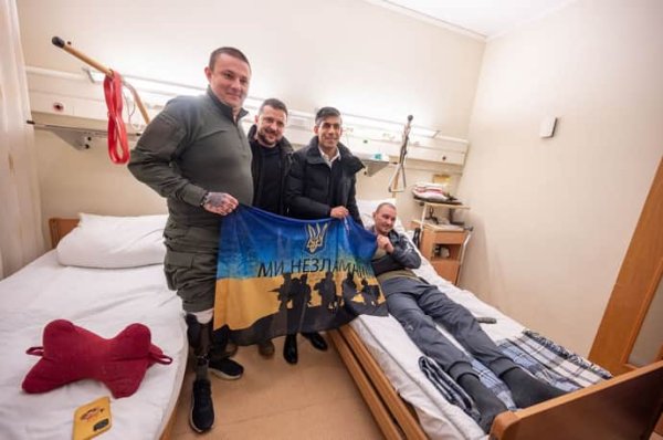 Зеленский и Сунак посетили военных в госпитале Зеленский и Сунак посетили военных в госпитале
