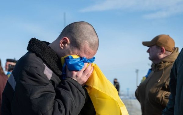 В Украину вернулись 207 украинцев из российского плена
В Украину вернулись 207 украинцев из российского плена