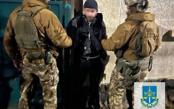 В Ужгороді затримали чоловіка, який кинув гранату на подвір'я депутата облради
В Ужгороді затримали чоловіка, який кинув гранату на подвір'я депутата облради