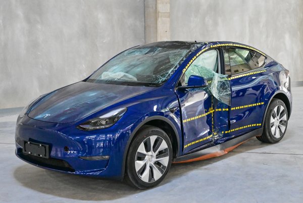 Насколько опасны электромобили Tesla: ТОП-5 резонансных аварий
Насколько опасны электромобили Tesla: ТОП-5 резонансных аварий