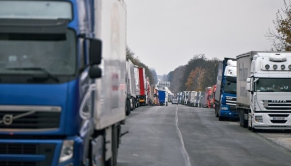 Ціни на вантажні перевезення зросли на 15-20% через блокування українського кордону Ціни на вантажні перевезення зросли на 15-20% через блокування українського кордону