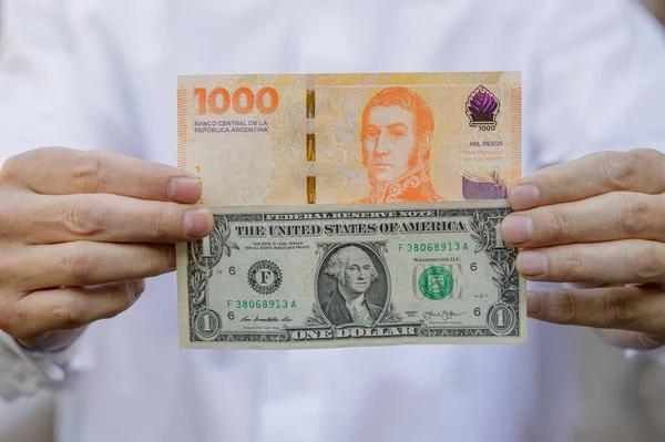 В Аргентине хотят разрешить выпуск купюр номиналом 10 тысяч и 20 тысяч песо
В Аргентине хотят разрешить выпуск купюр номиналом 10 тысяч и 20 тысяч песо