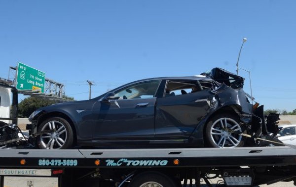 Насколько опасны электромобили Tesla: ТОП-5 резонансных аварий
Насколько опасны электромобили Tesla: ТОП-5 резонансных аварий