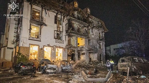 Спасатели показали последствия ракетного удара по центру Харькова Спасатели показали последствия ракетного удара по центру Харькова