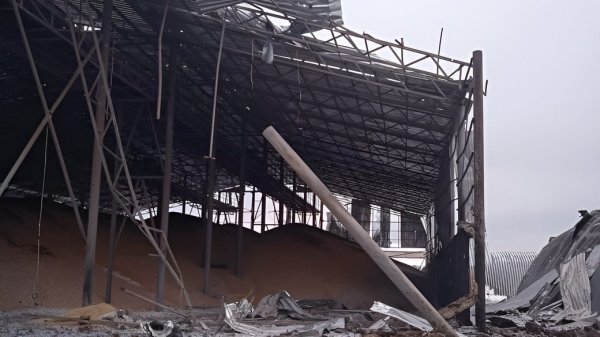 РФ вдарила авіабомбами по зерносховищу у Вовчанську на Харківщині
РФ вдарила авіабомбами по зерносховищу у Вовчанську на Харківщині