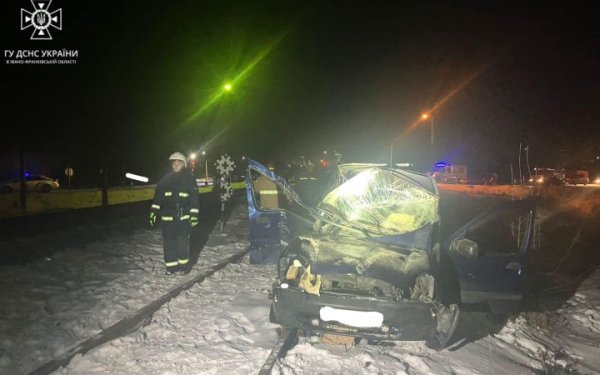 Під Івано-Франківськом пасажирський поїзд зіткнувся з автомобілем
Під Івано-Франківськом пасажирський поїзд зіткнувся з автомобілем