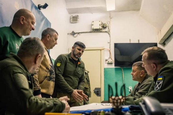 Залужный работал несколько дней с военными на передовой Залужный работал несколько дней с военными на передовой