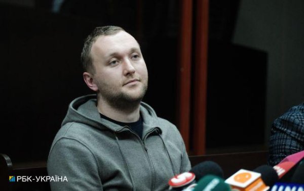 Привезли в суд в наручниках. Кто такой Роман Гринкевич и в чем его обвиняют
Привезли в суд в наручниках. Кто такой Роман Гринкевич и в чем его обвиняют