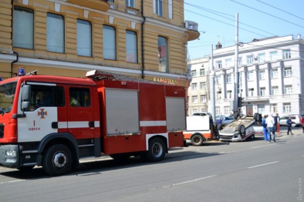 В Одессе опрокинулась машина, спешившая на пожар: 2 пострадавших