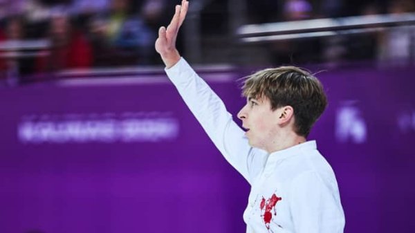 Украинский фигурист на Чемпионате Европы вышел на лед в рубашке с "пятном крови" Украинский фигурист на Чемпионате Европы вышел на лед в рубашке с "пятном крови"