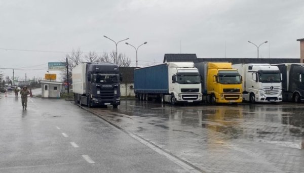 Румунські фермери почали блокаду КПП «Дяково-Халмеу», вантажівки стоять Румунські фермери почали блокаду КПП «Дяково-Халмеу», вантажівки стоять