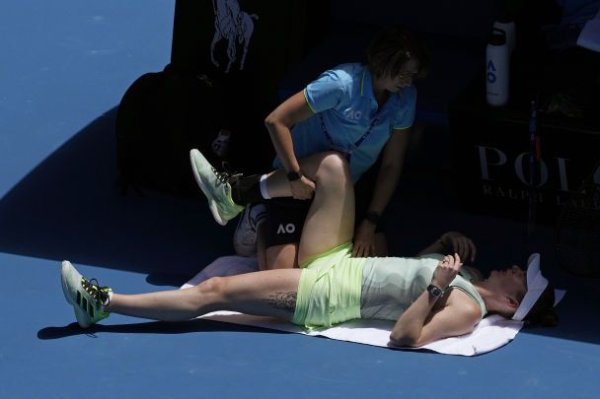 "Будто кто-то выстрелил в спину": Свитолина со слезами снялась с матча на Australian Open (видео)
"Будто кто-то выстрелил в спину": Свитолина со слезами снялась с матча на Australian Open (видео)