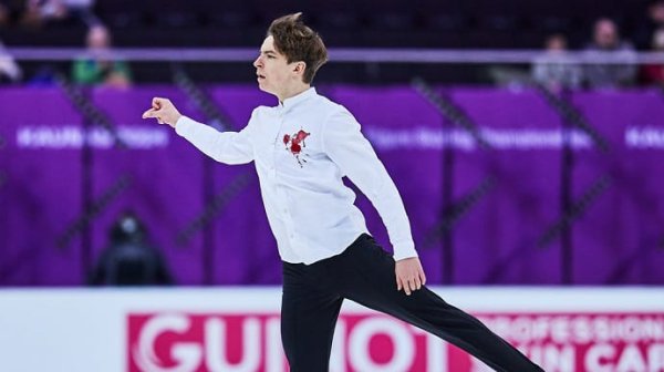 Украинский фигурист на Чемпионате Европы вышел на лед в рубашке с "пятном крови" Украинский фигурист на Чемпионате Европы вышел на лед в рубашке с "пятном крови"