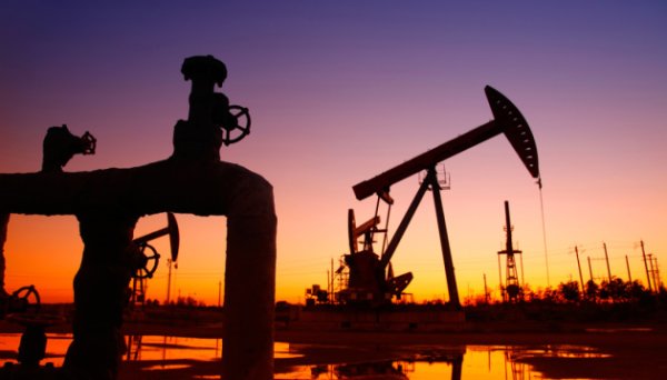 Нафта дорожчає на тлі напруги у Червоному морі та скорочення запасів у США Нафта дорожчає на тлі напруги у Червоному морі та скорочення запасів у США
