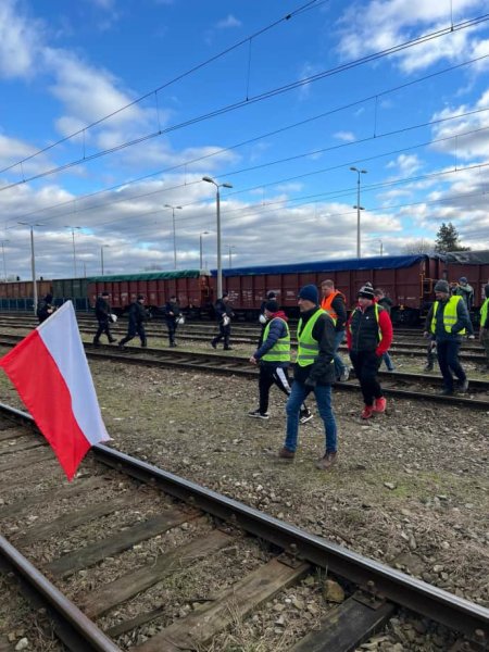 В воскресенье польские фермеры попытались заблокировать на границе движение поездов