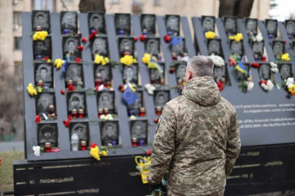 Зеленский с супругой в Киеве почтил память героев Небесной сотни Зеленский с супругой в Киеве почтил память героев Небесной сотни