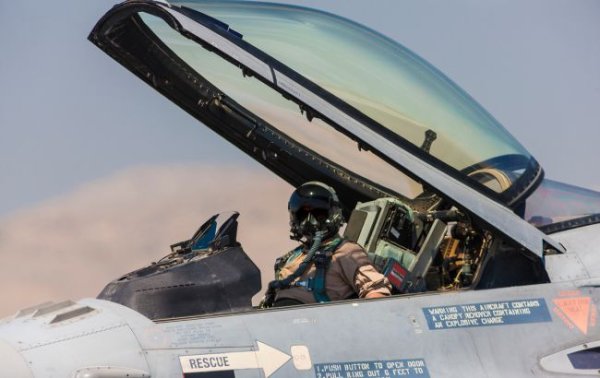 Перша група українських пілотів закінчить навчання на F-16 до літа, - CNN
Перша група українських пілотів закінчить навчання на F-16 до літа, - CNN