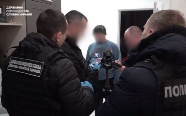 Прикордонники розкрили схему переправлення чоловіків за кордон під прикриттям благодійної організації
Прикордонники розкрили схему переправлення чоловіків за кордон під прикриттям благодійної організації