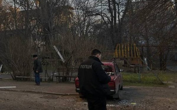 Внаслідок чергових обстрілів передмістя Херсона троє людей отримали поранення
Внаслідок чергових обстрілів передмістя Херсона троє людей отримали поранення