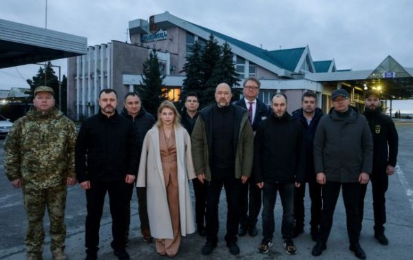 Шмигаль представив на кордоні з Польщею план з п'яти кроків для деблокади КПП
Шмигаль представив на кордоні з Польщею план з п'яти кроків для деблокади КПП