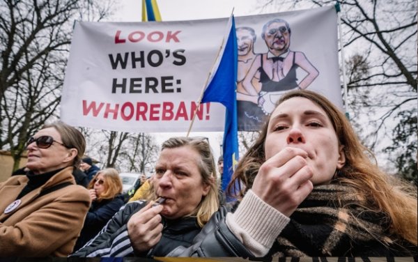 Приспешники Путина": Фицо и Орбана в Праге встретили протестом Приспешники Путина": Фицо и Орбана в Праге встретили протестом