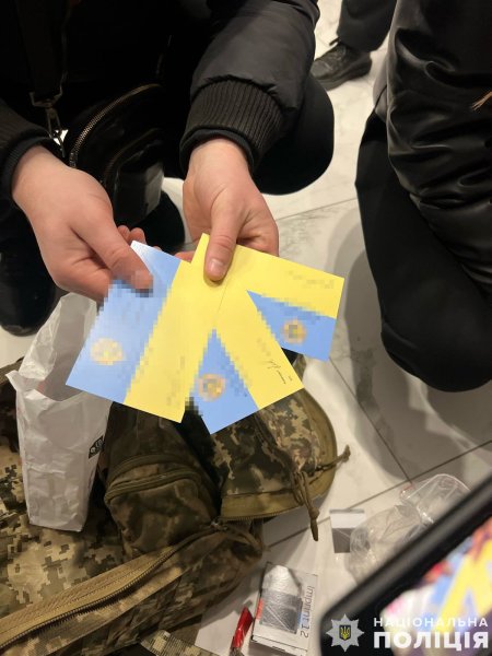 На Львівщині затримали ділка, що виготовляв фальшиві посвідчення військовозобов’язаних і перепустки
На Львівщині затримали ділка, що виготовляв фальшиві посвідчення військовозобов’язаних і перепустки