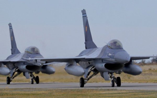 Перших чотири пілоти з України завершать навчання на F-16 до літа
Перших чотири пілоти з України завершать навчання на F-16 до літа