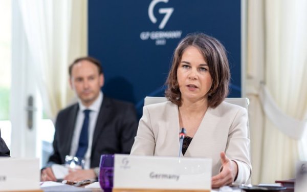 Бербок: "Світ не забув, хто несе відповідальність за війну в Україні"
Бербок: "Світ не забув, хто несе відповідальність за війну в Україні"