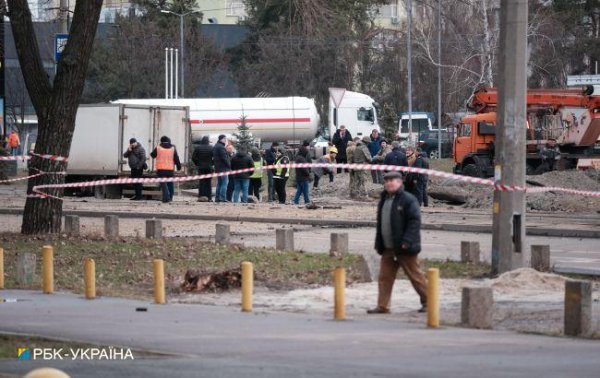 Горящая многоэтажка и воронка: фото и видео последствий обстрела Киева
Горящая многоэтажка и воронка: фото и видео последствий обстрела Киева