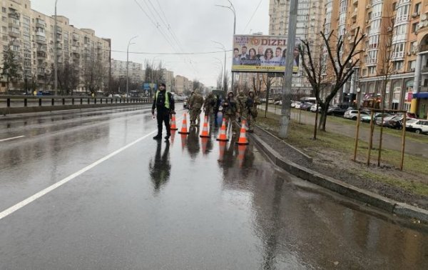 Ищут ДРГ. В Оболонском районе Киева установили блокпосты (фото)
Ищут ДРГ. В Оболонском районе Киева установили блокпосты (фото)