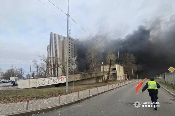 Горящая многоэтажка и воронка: фото и видео последствий обстрела Киева
Горящая многоэтажка и воронка: фото и видео последствий обстрела Киева