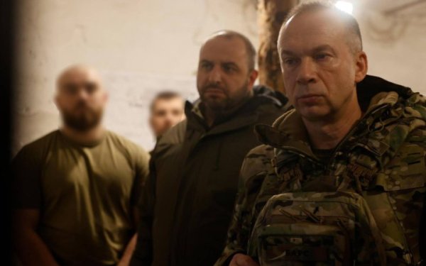 Головком Олександр Сирський та міністр оборони Умєров відвідали передові позиції на фронті
Головком Олександр Сирський та міністр оборони Умєров відвідали передові позиції на фронті
