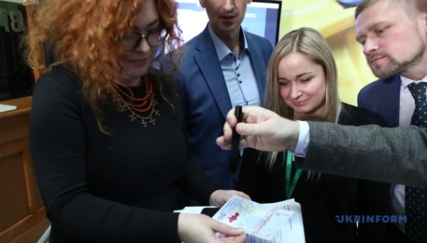 Нацбанк вводить в обіг нову пам’ятну банкноту «Єдність рятує світ» Нацбанк вводить в обіг нову пам’ятну банкноту «Єдність рятує світ»