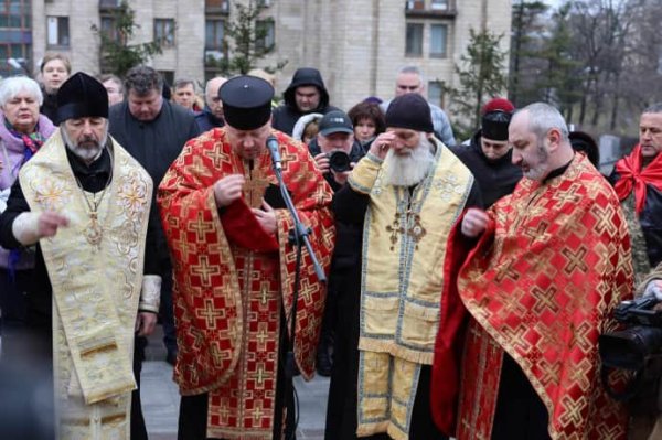 Зеленский с супругой в Киеве почтил память героев Небесной сотни Зеленский с супругой в Киеве почтил память героев Небесной сотни
