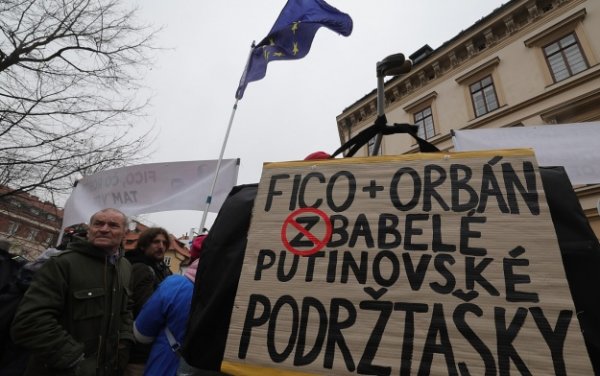 Приспешники Путина": Фицо и Орбана в Праге встретили протестом Приспешники Путина": Фицо и Орбана в Праге встретили протестом